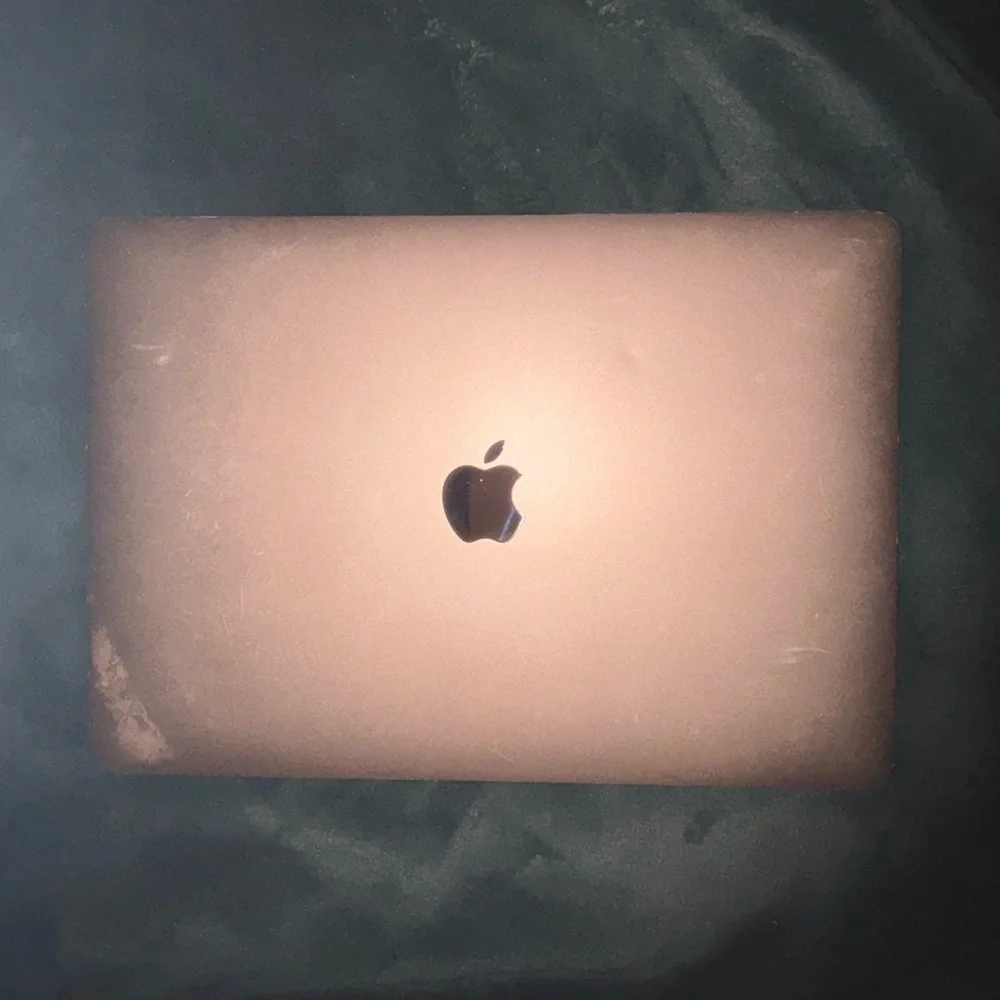 Apple MacBook Air 13” – Gold – Working / Factory Reset (Occasional Screen Issue)